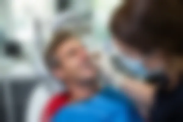 青岛优诺叁号口腔门诊部活动义齿优惠，原价3000元起，现仅需2500元起，助您轻松拥有健康迷人的笑容！
