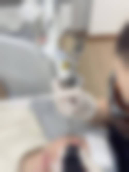 消除熬夜眼袋的方法：非手术与手术的对比选择